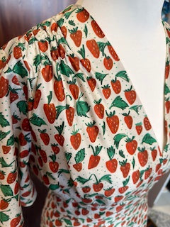 Rita Dress Strawberry Print knielanges Kleid feminine Silhouette