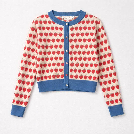 Palava Cardigan „Vera“ mit Erdbeer-Muster aus Bio-Baumwolle. Vintage-inspirierte Strickjacke in Creme mit roten Details – nachhaltig & besonders.