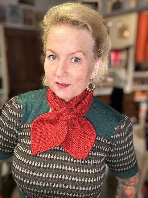 Roter gestrickter Steckschal getragen – Vintage Accessoire 40er Jahre