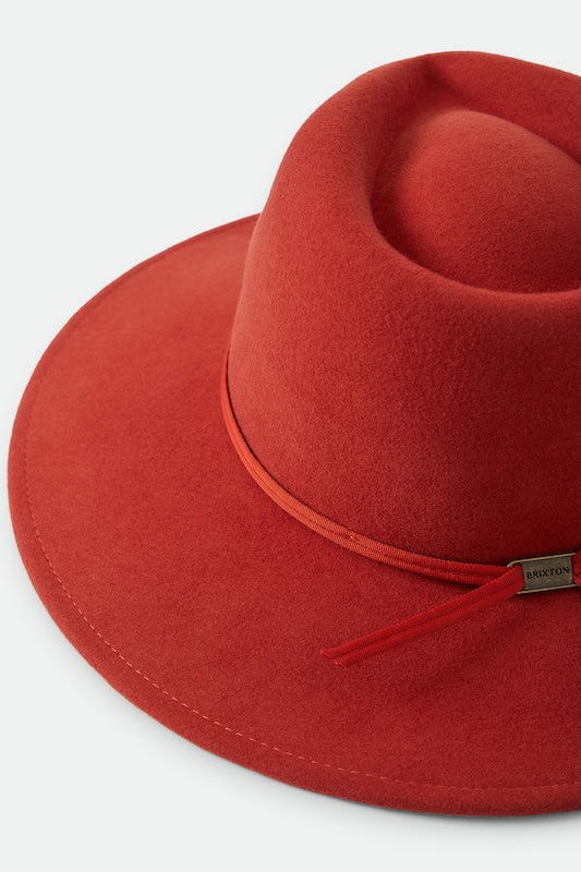 Seitliche Ansicht des Brixton Juniper Packable Hat in Red Earth