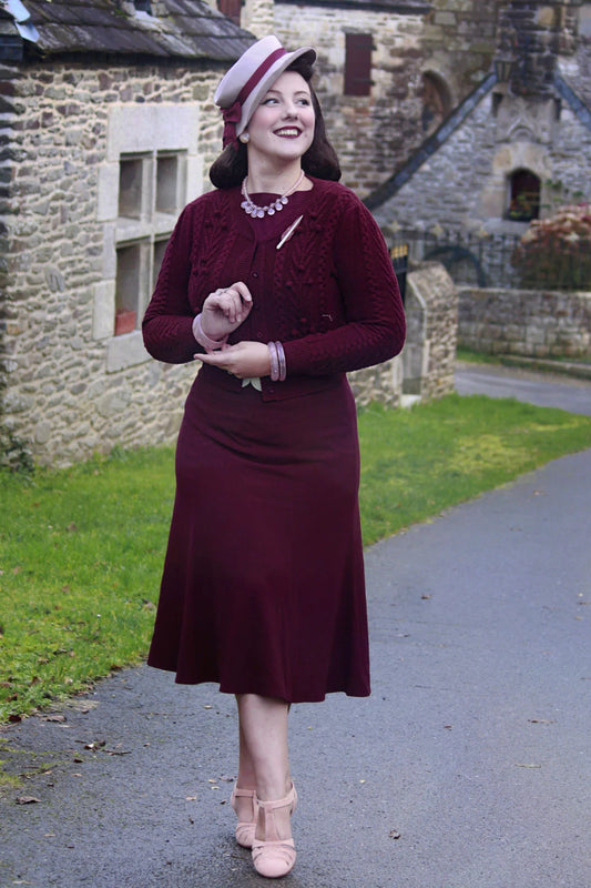 Vintage-inspirierter Midirock im Stil der 1930er Jahre kombiniert mit Strickjacke