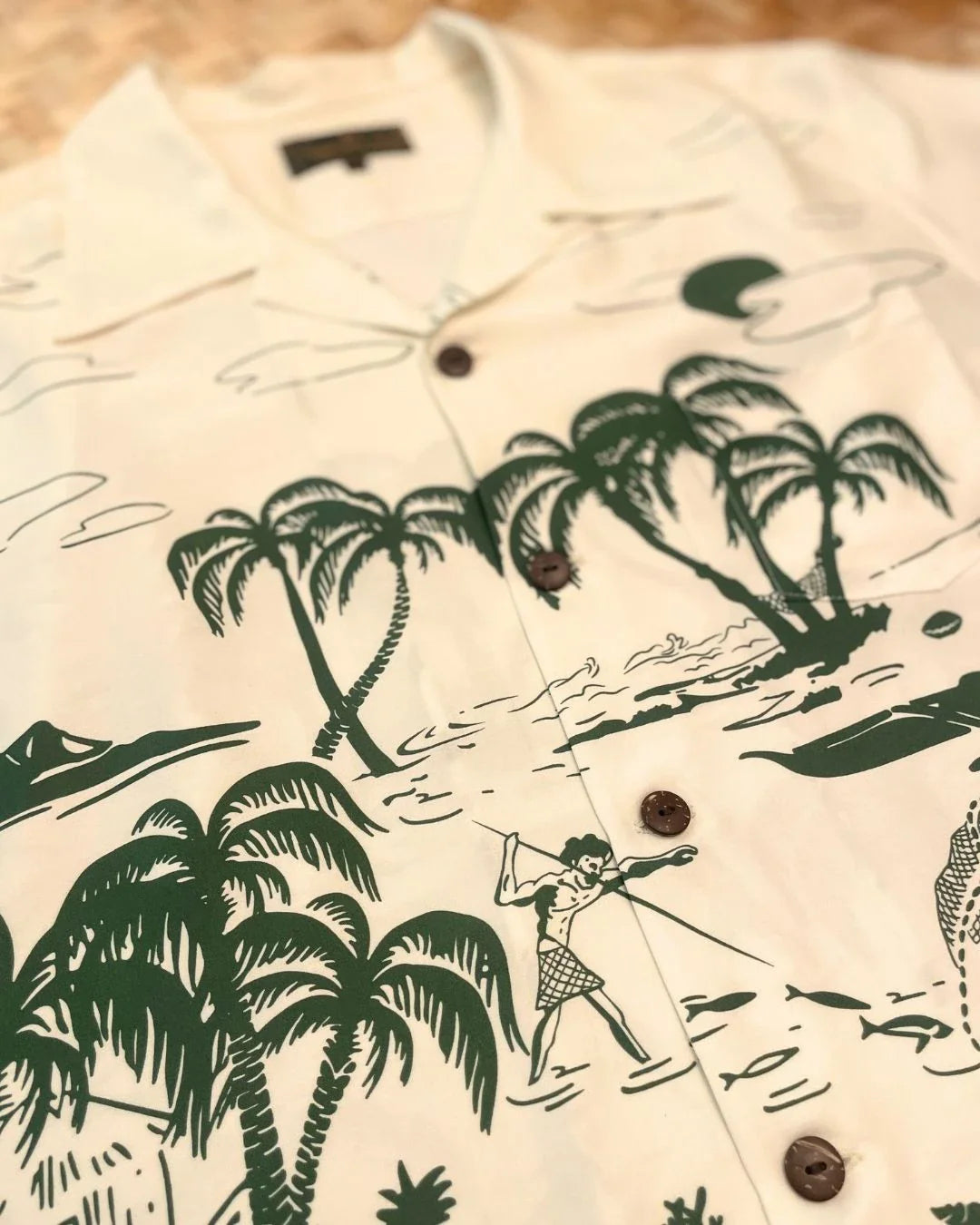 Retro Hawaiihemd Herren creme mit tropischem Inselmotiv