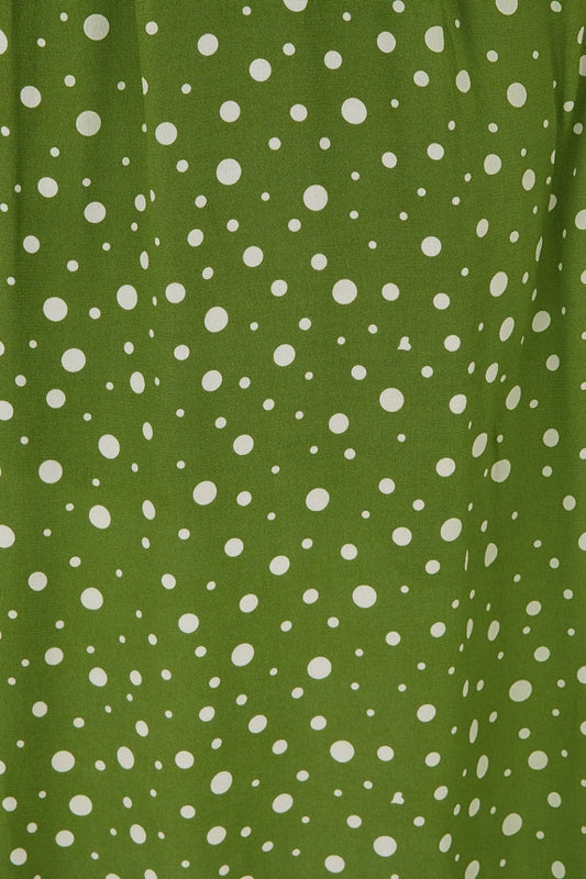 Detailansicht des Polka-Dot-Musters auf grünem Vintage-Kleid
