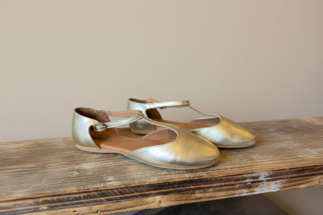 Goldener T-Strap Lederschuh „Kennedy“ von Miz Mooz – vintage-inspiriert