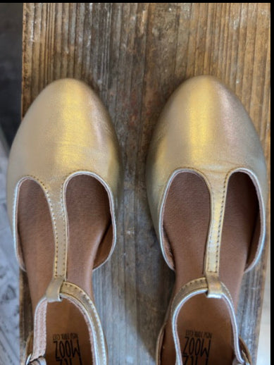 Detailansicht T-Strap Verschluss & Lederstruktur in Gold