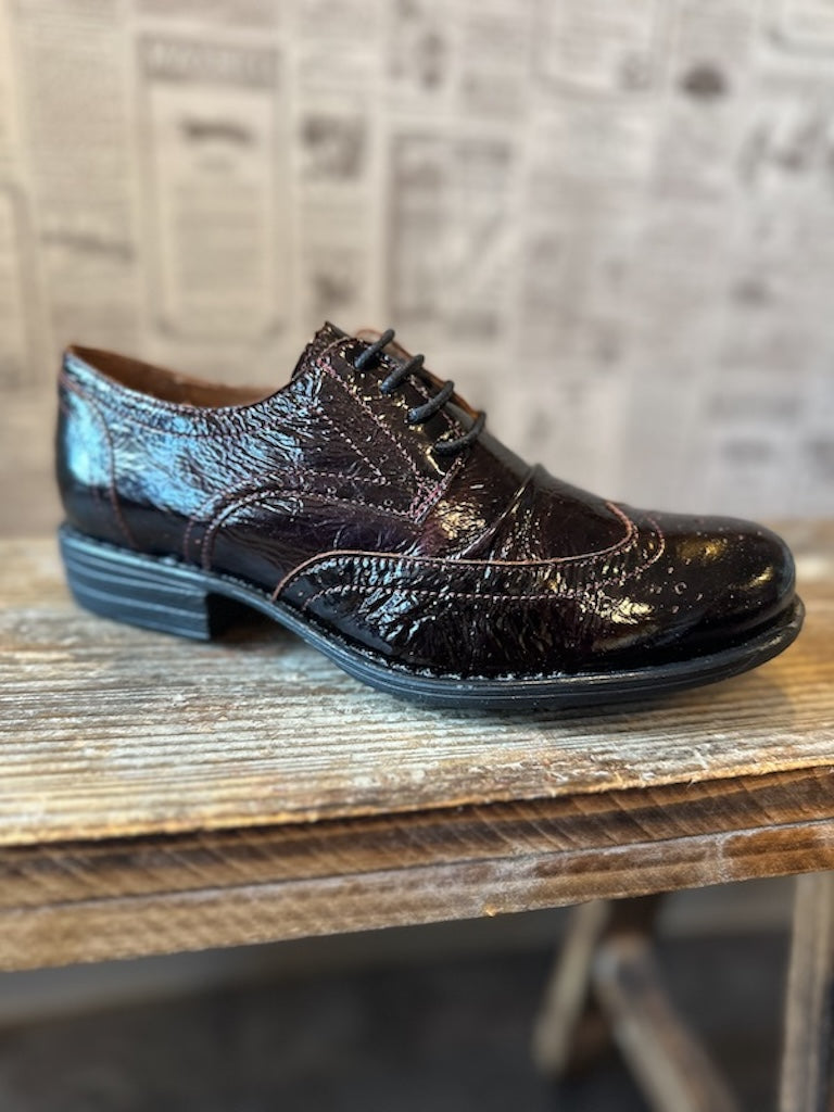 Miz Mooz Lydian Schnürschuh in Bordeaux Crinkle-Lackleder mit flachem Absatz