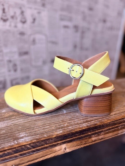 Gelber Lederschuh für Damen mit Riemen & 4,5 cm Absatz