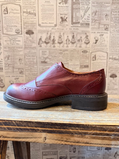 Bordeauxroter Miz Mooz Melany Damen-Lederschuh mit zwei Schnallen, Brogue-Details und Anti-Rutsch-Sohle
