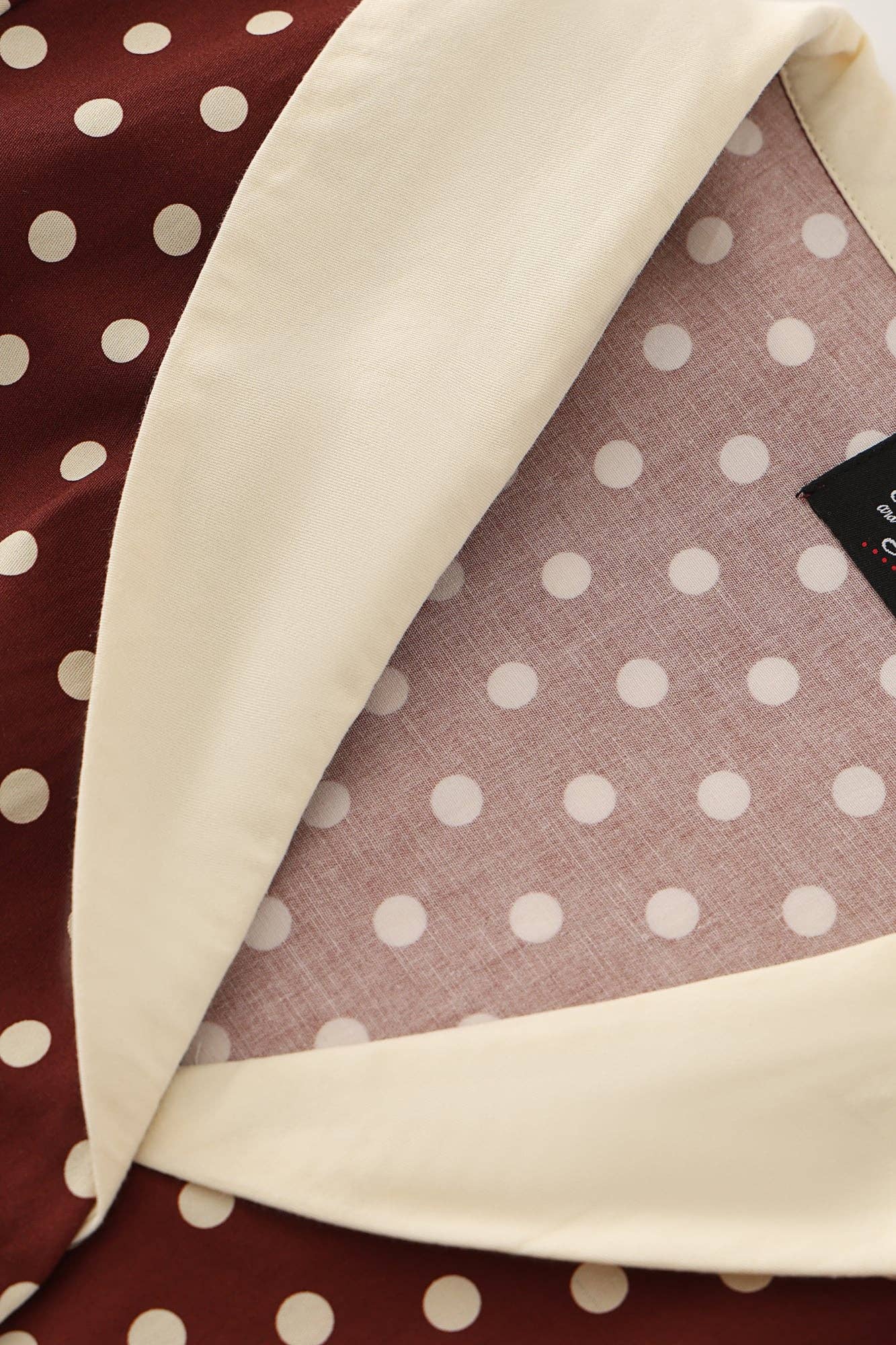 Mollie Polka Dot Kleid von Dolly & Dotty mit Kontrastkragen und Gürtel