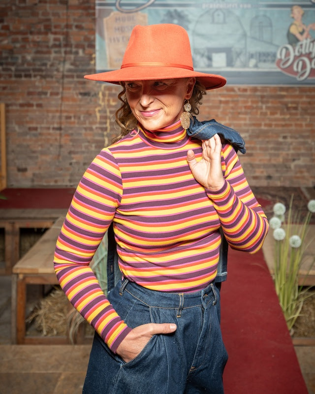 LaLamour Ruby Top Mulled Glow Fig – Damen Langarmshirt, getragen – mit Jeans Outfit