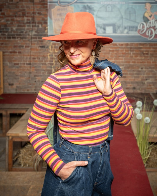 LaLamour Ruby Top Mulled Glow Fig – Damen Langarmshirt, getragen – mit Jeans Outfit