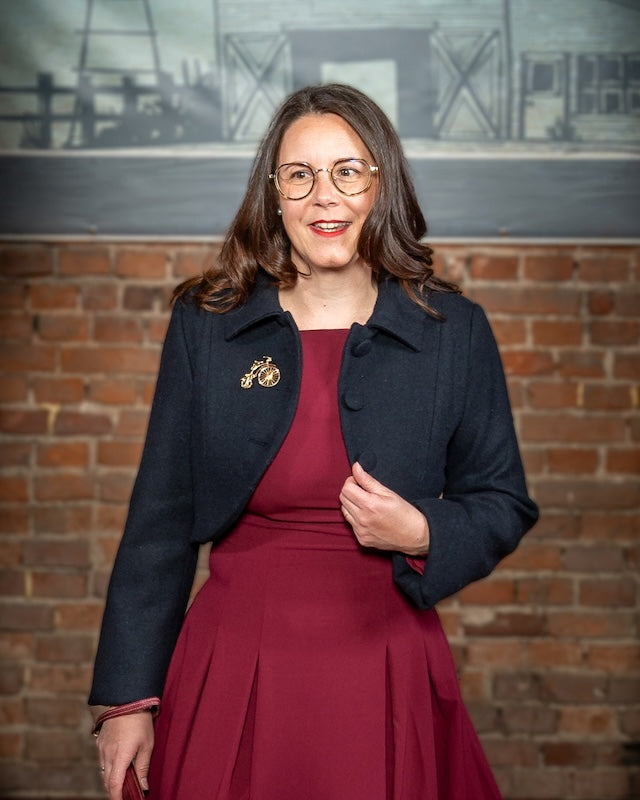 Schwarzer femkit Berlin Lynda Bolero mit Kragen und stoffbezogenen Knöpfen zu einem weinroten Kleid