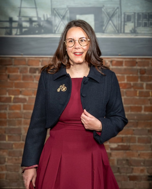 Schwarzer femkit Berlin Lynda Bolero mit Kragen und stoffbezogenen Knöpfen zu einem weinroten Kleid