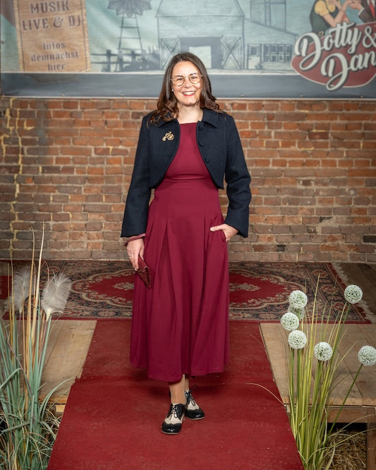 Femkit Lynda Vintage Bolero in Schwarz kombiniert mit einem weinroten Midikleid auf der Dotty und Dan Modenschau