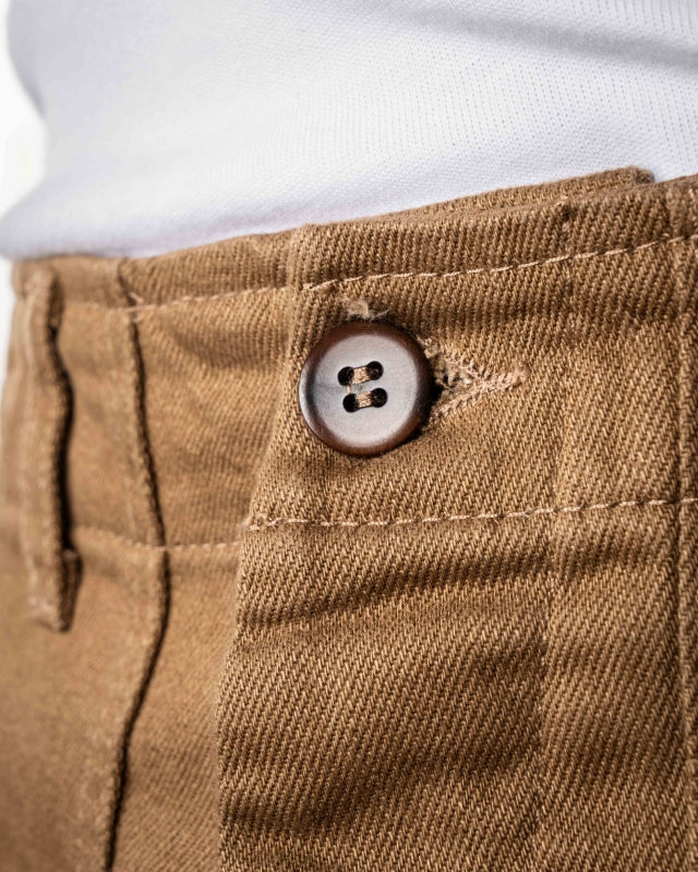 Pike Brothers 1962 OG-107 Pant Brown – Detail von Bund, Knopf und Baumwollstoff