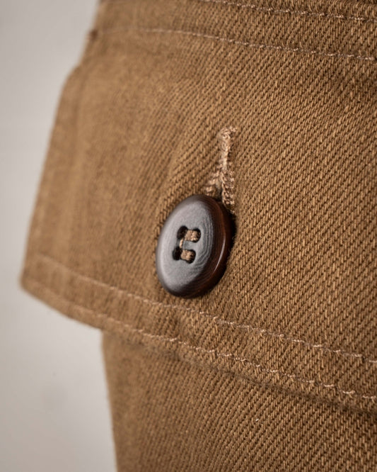 Pike Brothers 1962 OG-107 Pant Brown – Bunddetail mit Steinnuss-Knöpfen und Pike Brothers Label