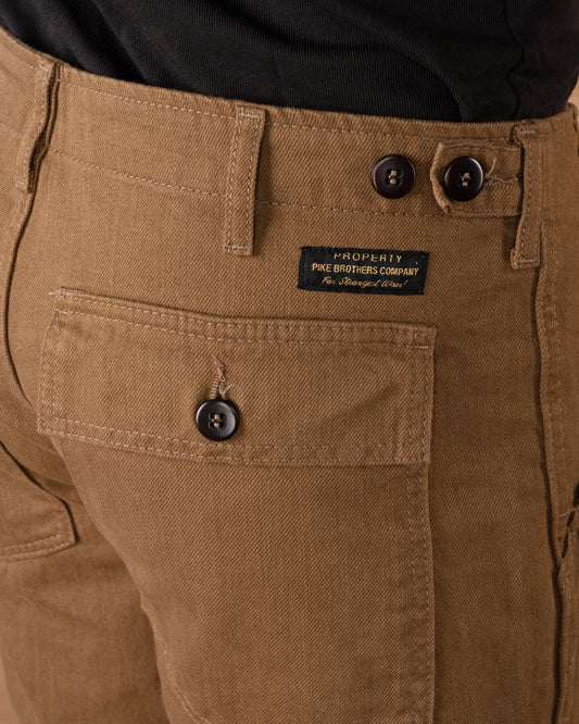 Sommer Shorts Herren braun kombiniert mit Hemd und Cap