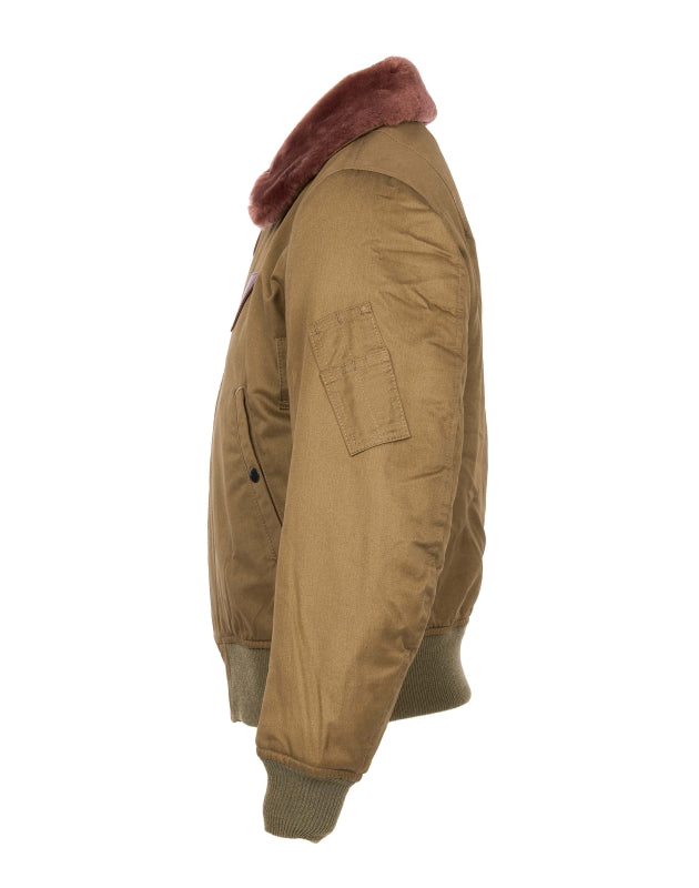 Pike Brothers 1945 B15 Flight Jacket Olive – Seitenansicht mit Ärmeltasche und Lammfellkragen