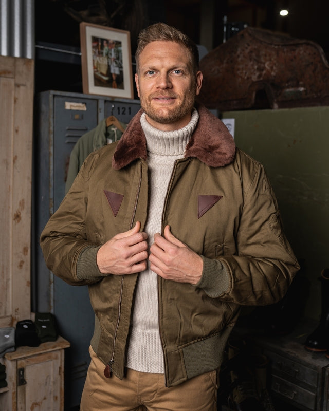 Pike Brothers 1945 B15 Flight Jacket Olive – Herren Fliegerjacke mit Lammfellkragen getragen