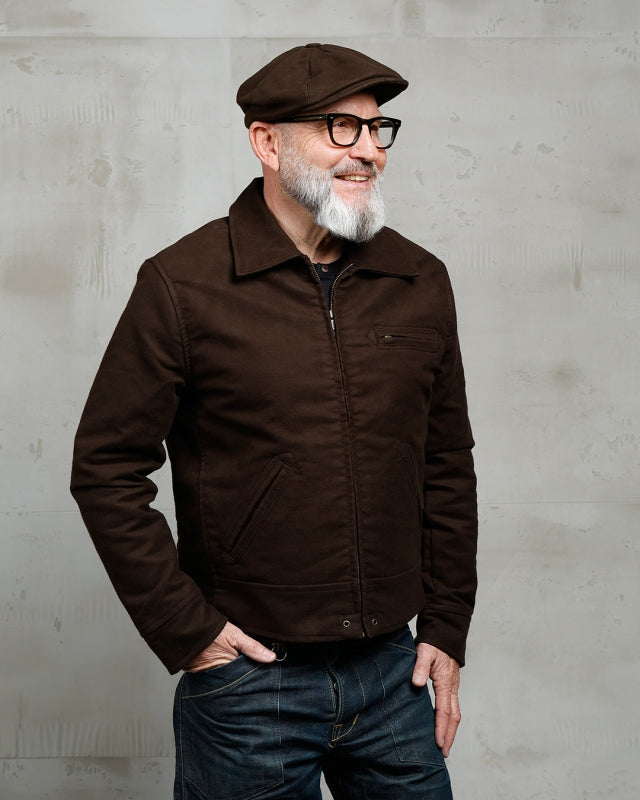 Pike Brothers 1932 Roadster Jacket Soil Brown – körpernahe Moleskin-Jacke getragen