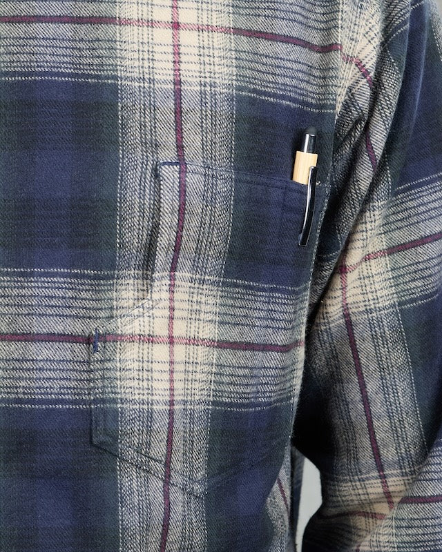 Detail des Pike Brothers 1937 Roamer Shirts mit Brusttasche und blau beigem Karomuster