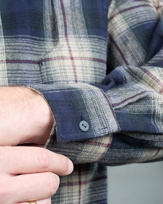 Detailaufnahme des blau beigen Baumwollflanells vom Pike Brothers 1937 Roamer Shirt