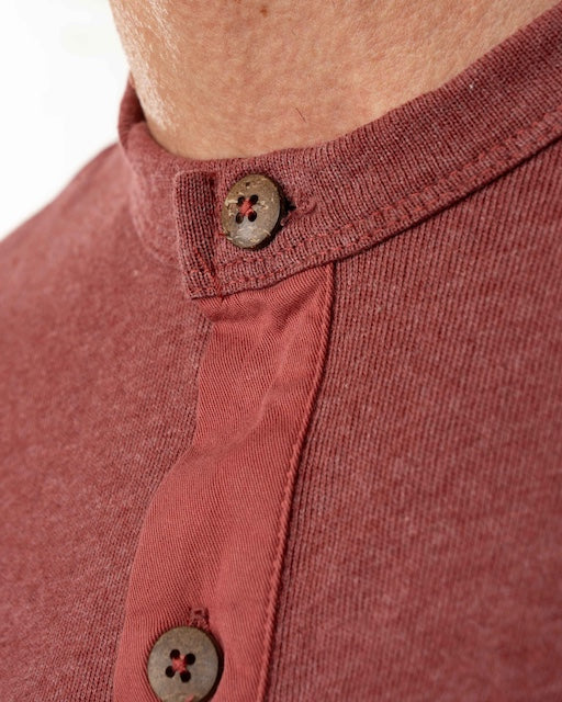 Henley T-Shirt rot mit Knopfleiste Kokosnussknöpfe