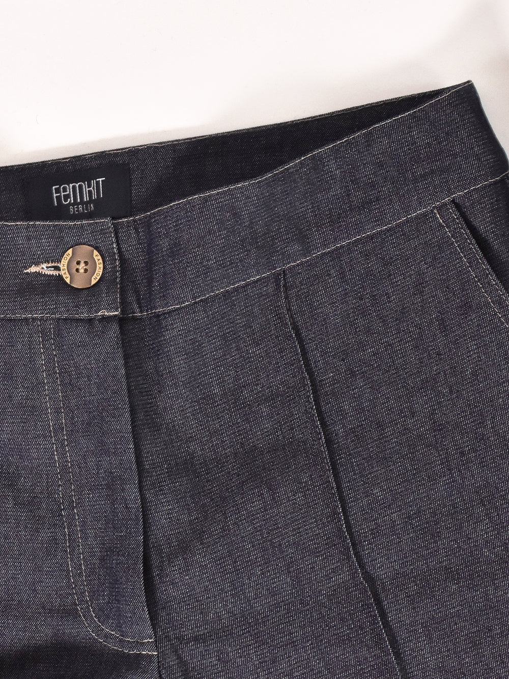 Weite Raw Denim Pants mit Kontrastnähten Femkit