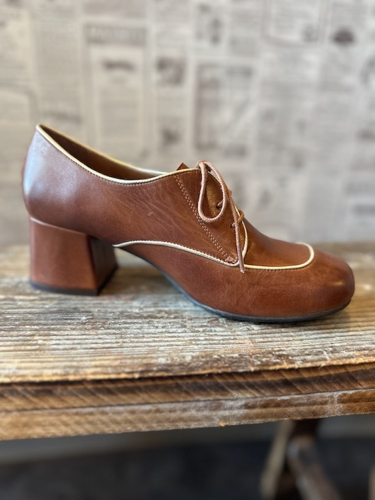 Miz Mooz Shirlee Schnürpumps brandy/gold – Retro‑Pumps mit Blockabsatz und goldfarbener Paspelierung