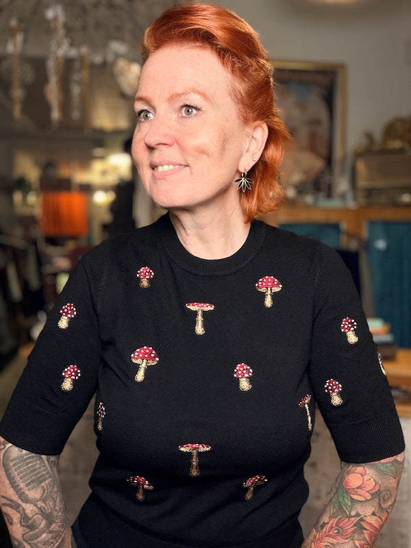 Succubus Retro-Strickpullover mit Magic-Pilzstickerei_getragen