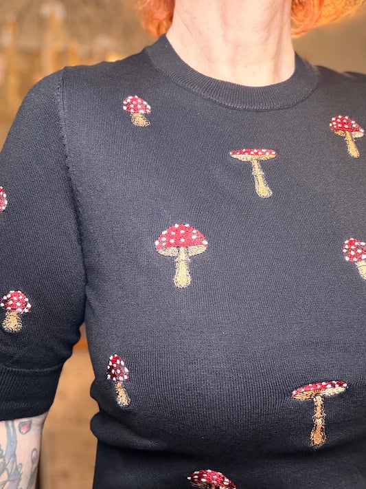 Succubus Retro-Strickpullover mit Magic-Mushroom-Pilzstickerei_Detailaufnahme
