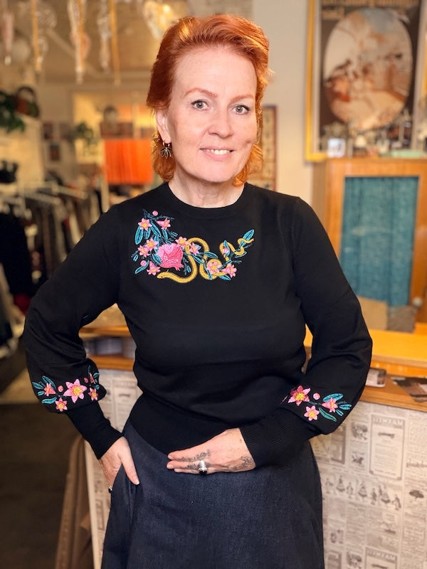 Succubus Damenpullover mit Ballonärmeln und bestickten Details- mit Jeansrock