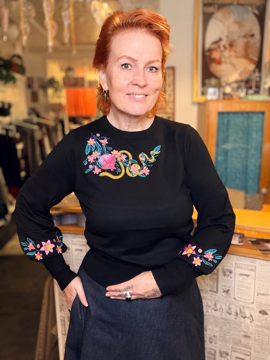 Succubus Damenpullover mit Ballonärmeln und bestickten Details- mit Jeansrock