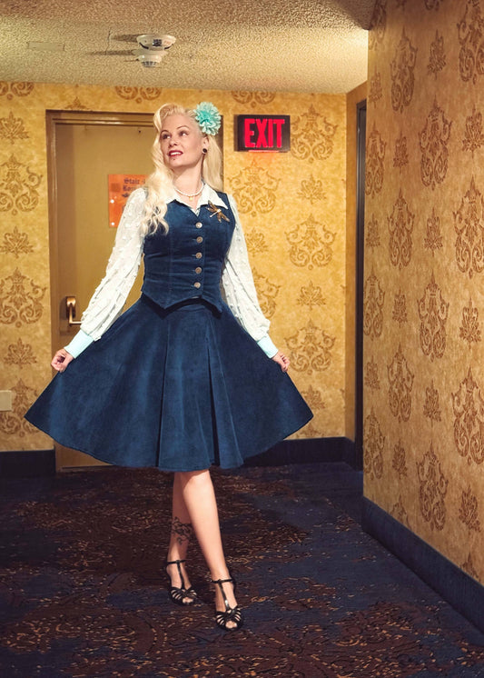 Olivia Cord Swing Rock Teal von Succubus kombiniert mit passender Cordweste im Vintage 50er Jahre Look