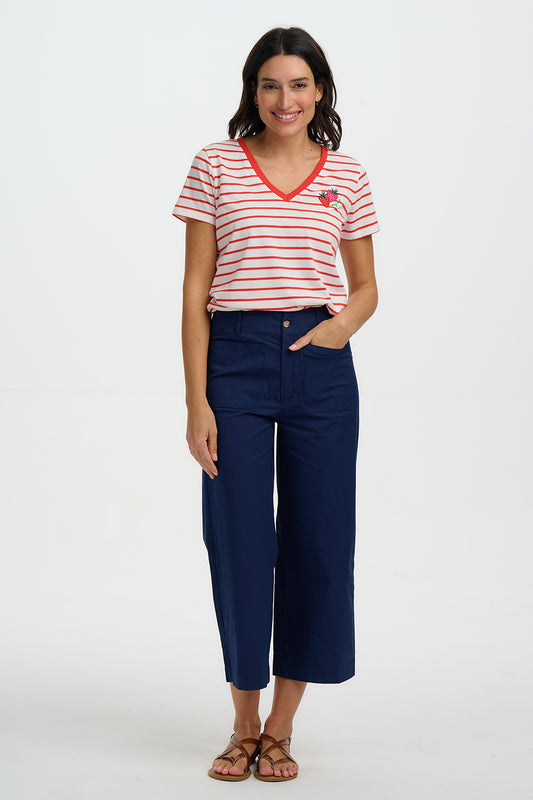 Outfit mit gestreiftem Shirt und blauer Hose – sommerlicher Look