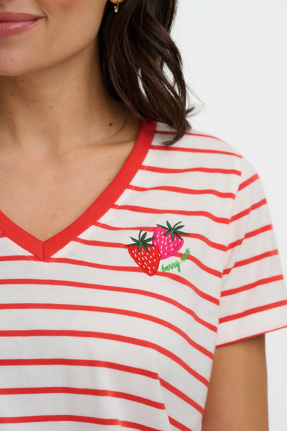 Detail Erdbeer Stickerei auf gestreiftem Shirt