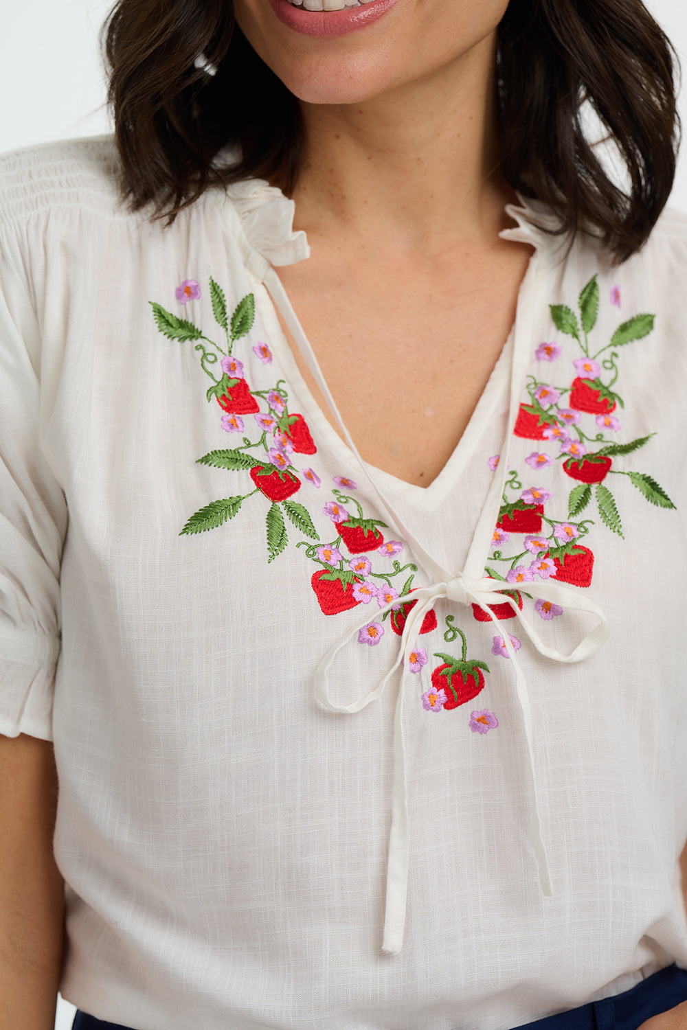 Detailansicht Angelique Bluse mit Erdbeeren