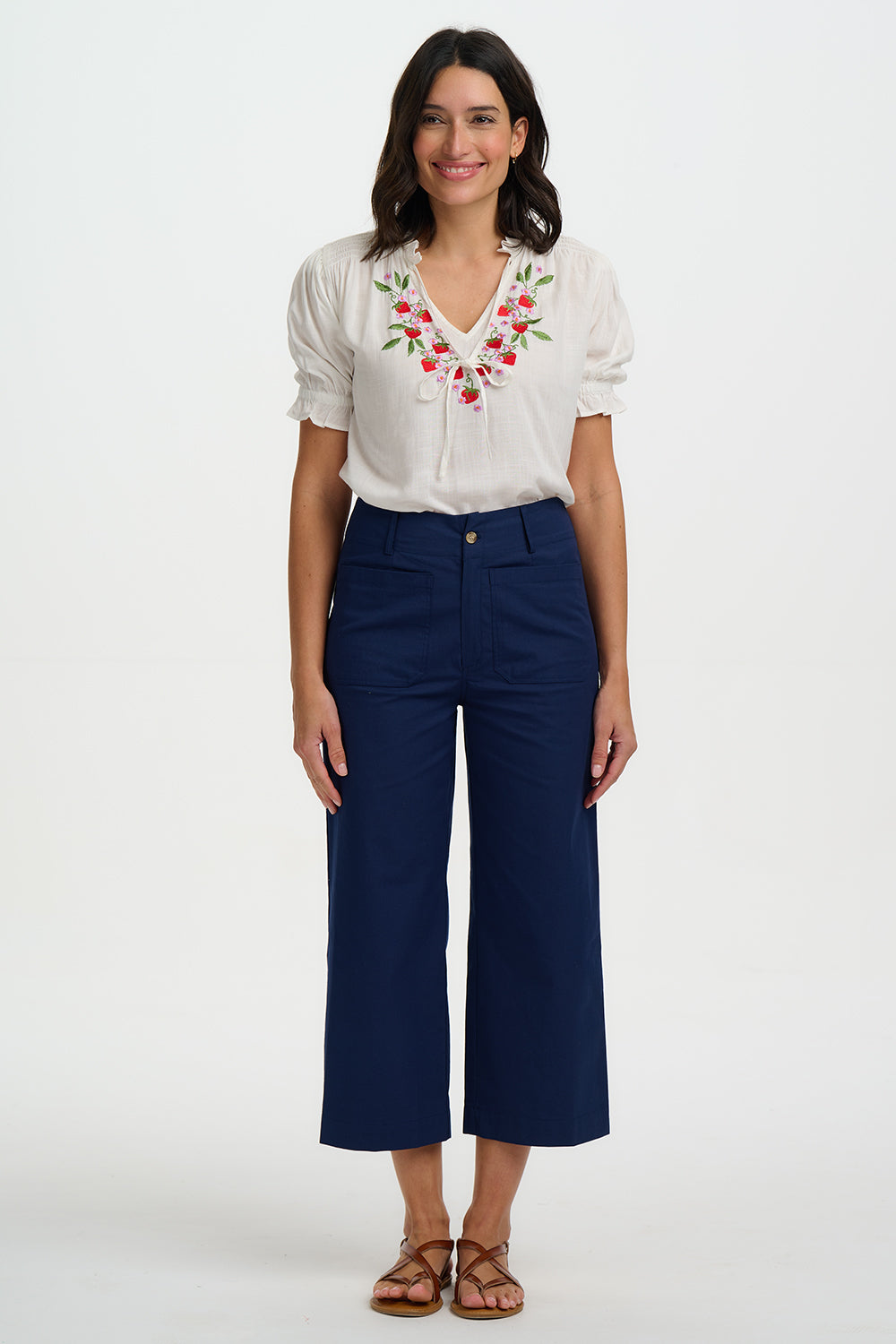 Outfit mit Erdbeer Bluse und navy Hose – sommerlicher Look
