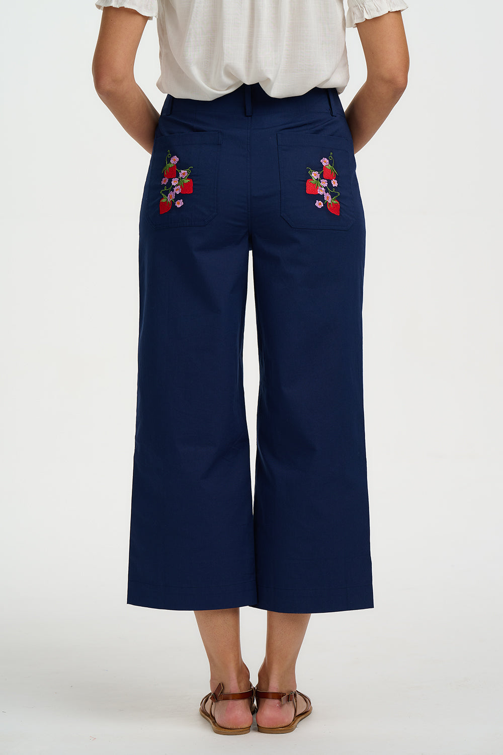 Rückansicht Hose mit Erdbeer Stickerei auf den Taschen