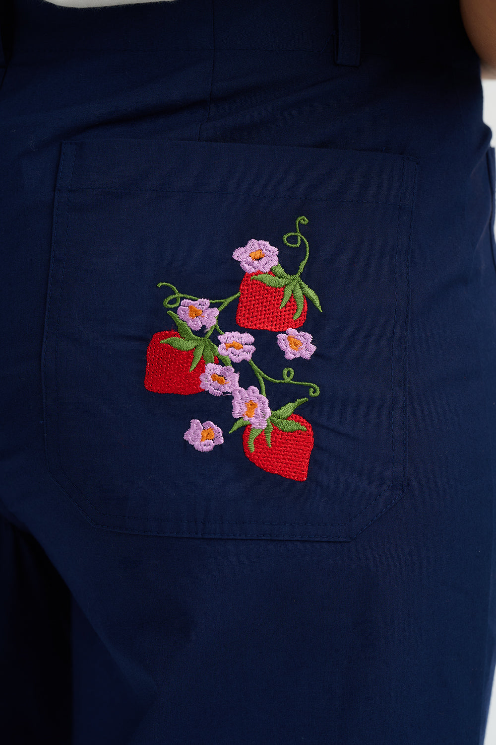 Detail Stickerei Erdbeeren – verspieltes Design