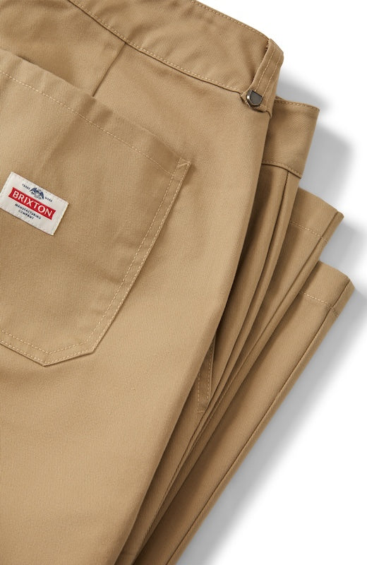 Nahaufnahme von Stoff und Tasche der Brixton Trademark Chino