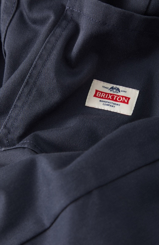 Bund- und Taschendetail der Brixton Trademark Chino Washed Navy