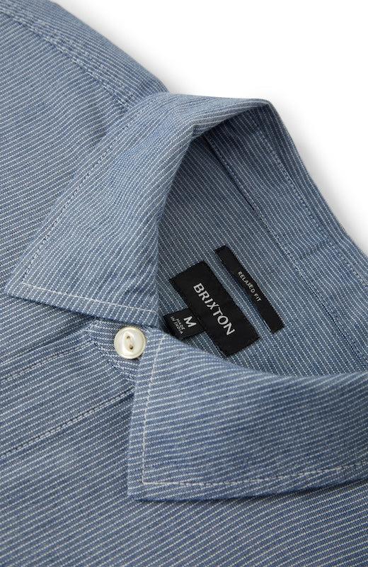 Kragendetail des Brixton Trademark Hemds in Blue Chambray