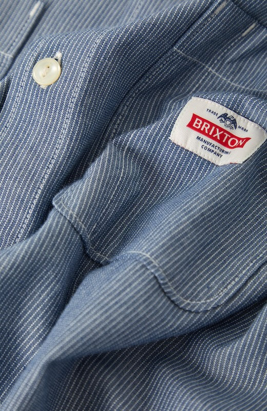 Detailaufnahme von Stoff und Brixton-Label am Trademark Hemd