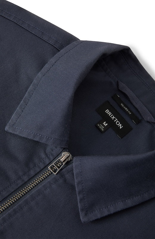 Kragendetail und Reißverschluss der Brixton Trademark Garage Jacke