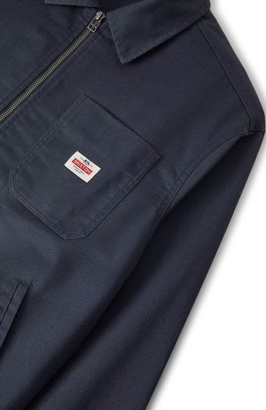 Detailaufnahme des Washed-Navy-Stoffs der Brixton Trademark Garage Jacke