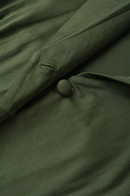 Detailaufnahme des armygrünen Baumwollstoffs und Knopfdetails am Mollie Kleid