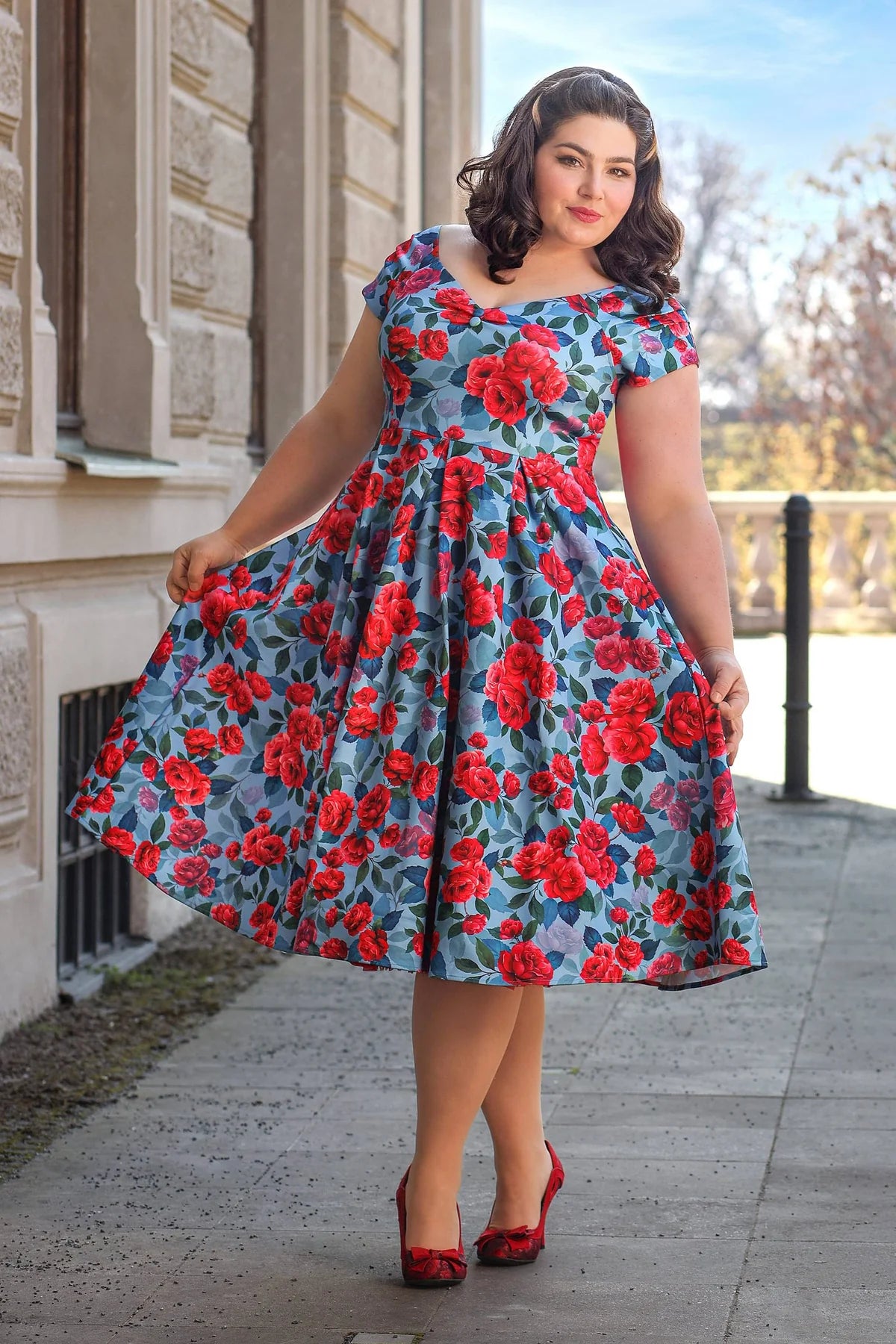 Vintage-inspiriertes Lily Swingkleid in Blau mit roten Pfingstrosen von Dolly & Dotty