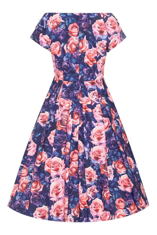 Detailaufnahme des lila Dolly & Dotty Kleides Lily mit Rosenmuster und Off-Shoulder-Ausschnitt