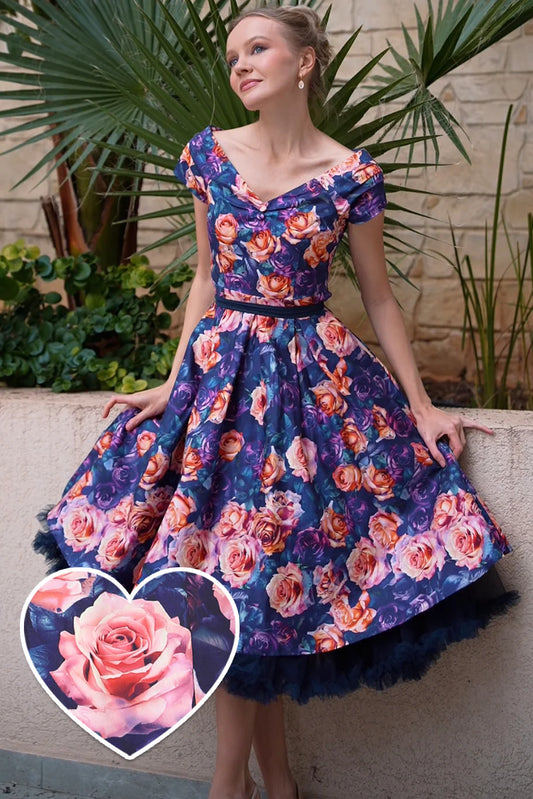 Vintage-inspiriertes Lily Swingkleid in Lila mit pinkem Rosenprint von Dolly & Dotty